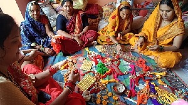 रीपा में महिलाएं तैयार कर रही हैं आकर्षक राखियां