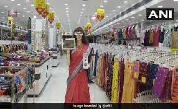 शोरूम में साड़ी पहने रोबोट 'ज़फीरा' सैनिटाइज़र देकर ग्राहकों को सिखा रही कोरोना गाइडलाइंस
