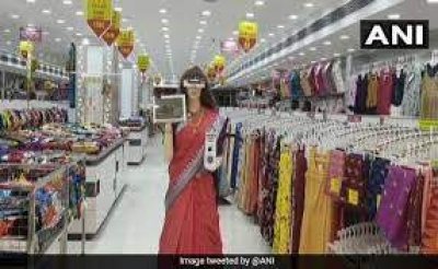 शोरूम में साड़ी पहने रोबोट 'ज़फीरा' सैनिटाइज़र देकर ग्राहकों को सिखा रही कोरोना गाइडलाइंस