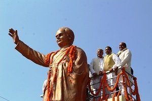 मुख्यमंत्री ने पूर्व प्रधानमंत्री स्वर्गीय  राजीव गांधी की प्रतिमा पर किया माल्यार्पण