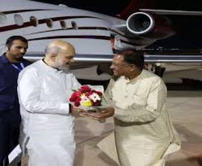 केन्द्रीय गृह मंत्री अमित शाह पहुंचे रायपुर , मुख्यमंत्री साय ने एअरपोर्ट पर किया स्वागत