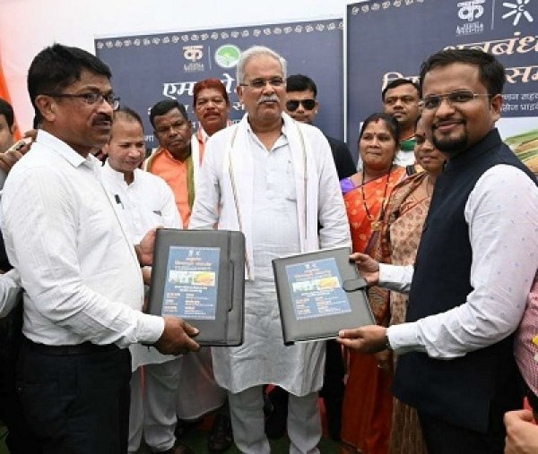 रायपुर : फोटो : मुख्यमंत्री श्री भूपेश बघेल की उपस्थिति में माँ दंतेश्वरी मक्का प्रसंस्करण एवं विपणन सहकारी समिति मर्यादित कोंडागांव तथा चॉइस कंसल्टेंसी सर्विसेज प्राइवेट लिमिटेड के मध्य...