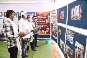 लोक मड़ई एवं कृषि मेला में जनसंपर्क विभाग द्वारा लगाई गई फोटो प्रदर्शनी