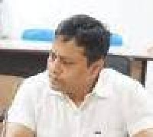 टाउनशिप की अपेक्षा पटरी पार के लोगेंा में जागरूकता का आभाव हेै-निगम आयुक्त चन्द्राकर