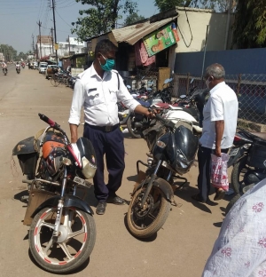 ट्रैफिक नियमों का उल्लंघन करने वाले के विरुद्ध सक्त कार्यवाही