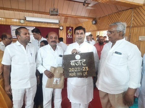दुर्ग निगम महापौर गोबर से बना सूटकेस लेकर पहुँचे सदन गोबर से तैयार सुटकेस सदन में आकर्षण का केंद्र बना