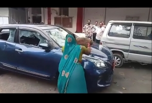 जनपद सदस्य की कार में तोड़फोड़, महिला बोली– जमीन पर किया कब्जा, नहीं हुई सुनवाई तो उठाया कदम
