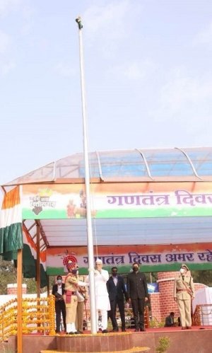 मुख्यमंत्री  बघेल ने जगदलपुर में हर्षोल्लास के वातावरण में किया ध्वजारोहण
