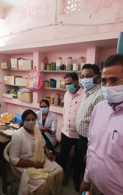 स्टेशन पारा में लगा निः शुल्क कोरोना टीकाकरण शिविर