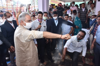 सबकी मंगलकामना के लिए मुख्यमंत्री ने झेला सांट का प्रहार : गौरा-गोरी की पूजा अर्चना कर प्रदेशवासियों की सुख समृद्धि की कामना की