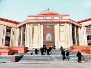 “हमें यह मानना पड़ेगा कि कलेक्टर खुद ही कानून का पालन नहीं कराना चाहते हैं।”: हाईकोर्ट 