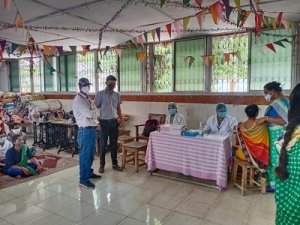 सेंट्रल जेल में महिला बंदी का किया टीकाकरण ,नियमित रूप से किया जा रहा है टीकाकरण