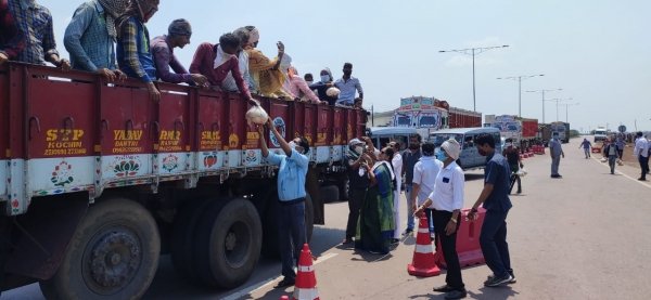 मुख्यमंत्री बघेल की सोंच को सार्थक करते हुए नेशनल हाइवे में मजदूरों के लिए भोजन व पेयजल के लिए लगा पंडाल