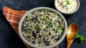 मकर संक्रांति पर जरूर बनाई जाती है उड़द दाल खिचड़ी, नोट कर लें ये टेस्टी Recipe