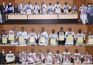 मुख्यमंत्री भूपेश बघेल और विधानसभा उपाध्यक्ष मनोज सिंह मंडावी ने छत्तीसगढ़ शासन के वर्ष 2021 के कैलेण्डर का किया विमोचन