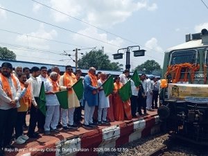 अयोध्या के लिए रवाना हुए श्रद्धालु,दुर्ग स्टेशन से गूंजे “जय श्रीराम” के नारे,विधायक, महापौर, संभागआयुक्त व कलेक्टर ने दिखाई हरी झंडी