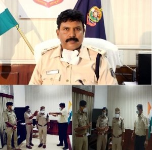 कोरोना काल में दो उप निरीक्षको को मिला सम्मान हुई पदोन्नति  दुर्ग पुलिस अधीक्षक प्रशांत ठाकुर ने उप निरीक्षक बीपी शर्मा और सुरेन्द्र बघेल के कंधों पर स्टार लगाकर पदोन्नति दी