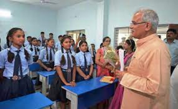 स्वामी आत्मानंद उत्कृष्ट स्कूलों में हर वर्ग के बच्चों को मिल रही है निःशुल्क उत्कृष्ट शिक्षा