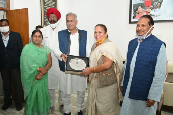 छत्तीसगढ़ महिला आयोग के कार्याें को राष्ट्रीय स्तर पर सराहा गया , मुख्यमंत्री ने अध्यक्ष डॉ. श्रीमती किरणमयी नायक को बधाई दी