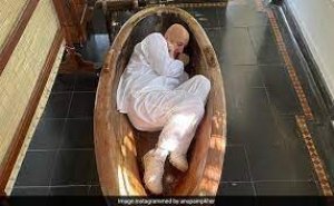अनुपम खेर ने बाथटब में लेट खिंचवाई तस्वीर,