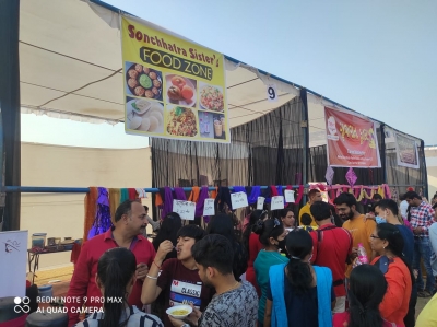 पतंगोत्सव में लोगों ने सितारों जैसा आसमान में उड़ते पतंगों और गुजरात के व्यंजनों का लिया जमकर आनंद