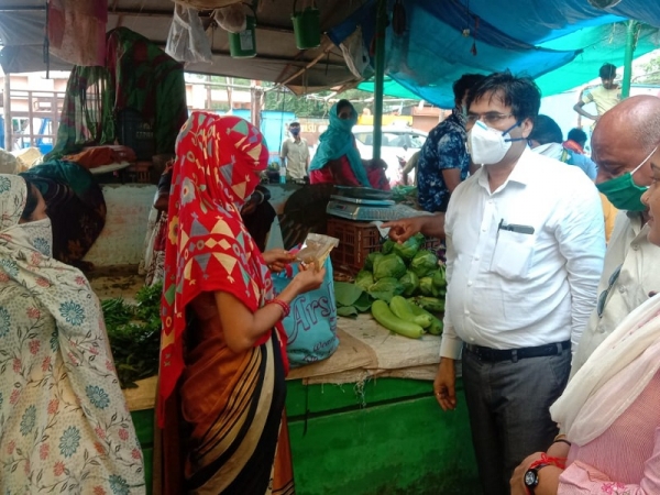 महिला समृद्धि बाजार में महापौर ने किया आयुष क्वाथ का वितरण किया