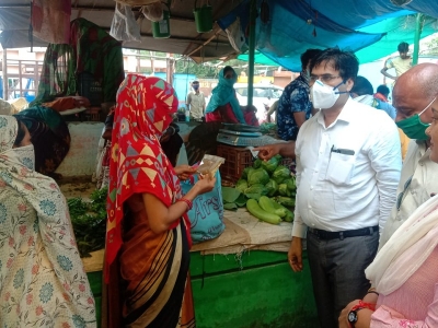 महिला समृद्धि बाजार में महापौर ने किया आयुष क्वाथ का वितरण किया