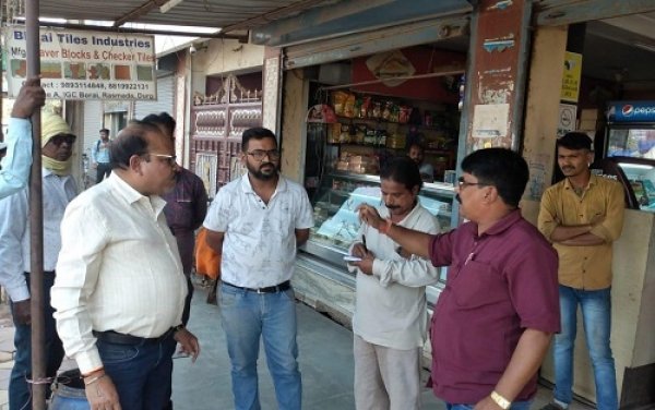 टपरी हॉटल संचालक को सड़क पर गंदा पानी फेकना पड़ा भारी,निगम ने लगाया एक हज़ार जुर्माना