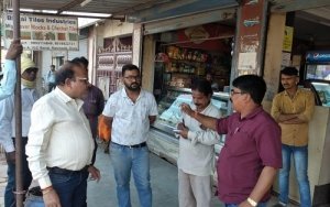 टपरी हॉटल संचालक को सड़क पर गंदा पानी फेकना पड़ा भारी,निगम ने लगाया एक हज़ार जुर्माना