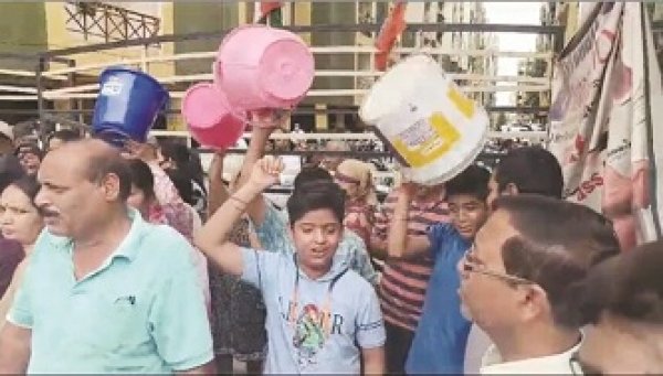 भरी गर्मी में चौहान ग्रीन वैली में डेढ़ माह से पानी की समस्या, शनिवार को फूट पड़ा लोगों का गुस्सा आ गए सड़क पर
