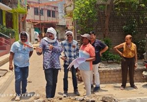 वार्ड 30 के घरों में पानी प्रेशर की जांच करने निकले अफसर,लोगो से ली जानकारी