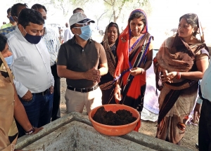 कलेक्टर ने बालोद और गुरूर विकासखण्ड के गौठानों का किया आकस्मिक निरीक्षण