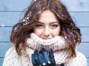 Winter में गरम पानी से न करें हेयर वॉश, बाल हो सकते हैं खराब, सही तरीका ये है हेयर केयर का