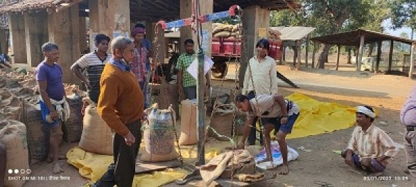 खरीदी केंद्र में किसानों के साथ धोखा सूखती के नाम पर किसानो का अधिक धान तौल रहे कर्मी ..