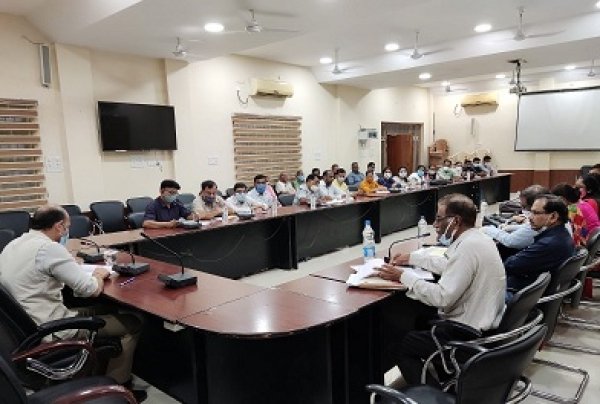 कृत्रिम गर्भाधान की धीमी प्रगति पर कलेक्टर ने जताया असंतोष, कहा दिसंबर तक टारगेट पूरे करें
