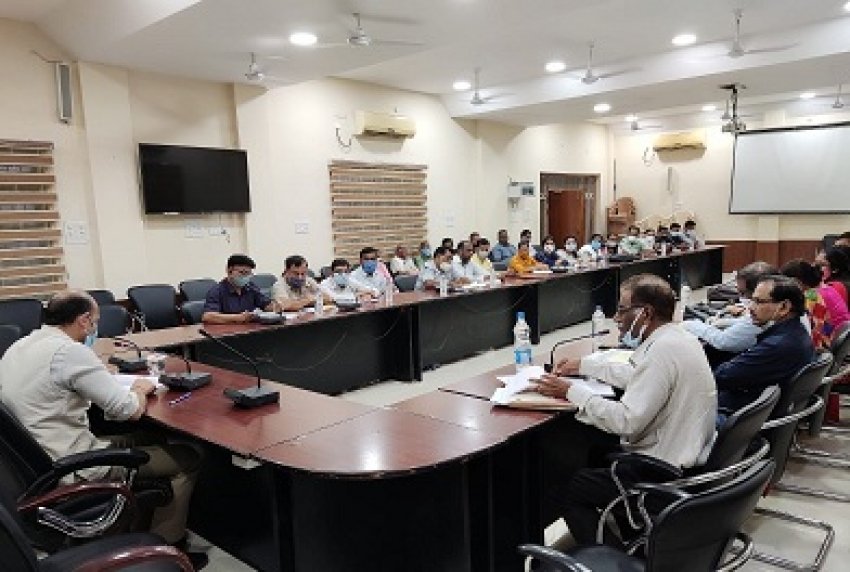 कृत्रिम गर्भाधान की धीमी प्रगति पर कलेक्टर ने जताया असंतोष, कहा दिसंबर तक टारगेट पूरे करें