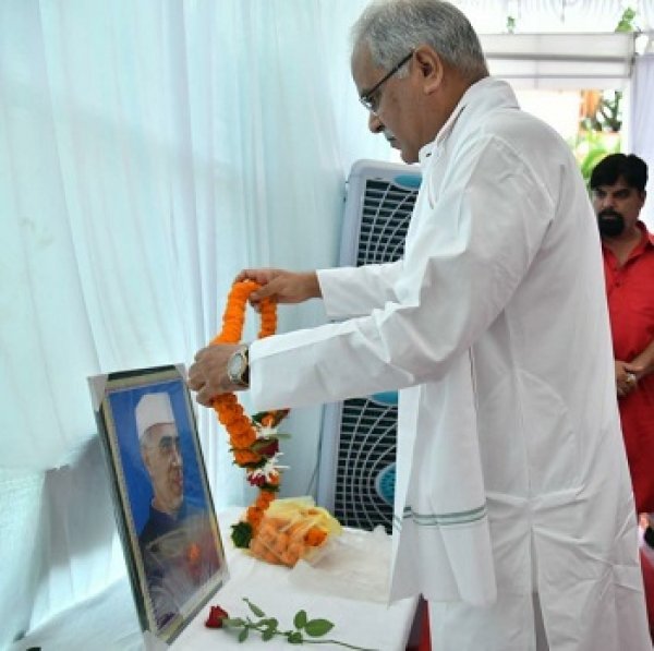 पंडित जवाहर लाल नेहरू की पुण्यतिथि पर मुख्यमंत्री  भूपेश बघेल ने उनके तैलचित्र पर माल्यार्पण कर देश के प्रथम प्रधानमंत्री को श्रद्धांजलि अर्पित की...