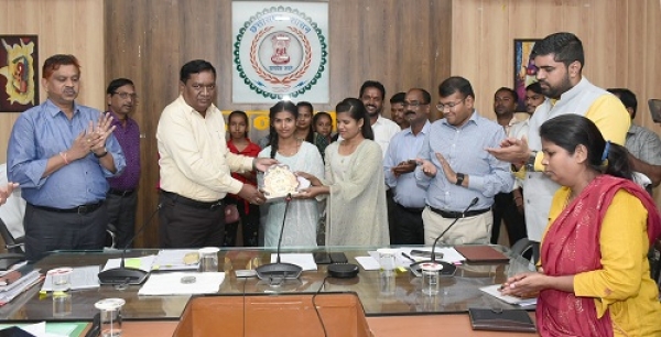 रंगोली कार्यक्रम में चयनित समूहों का कलेक्टर ने किया सम्मान :स्मृति चिन्ह भेंट कर किया सम्मानित