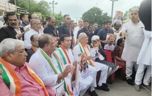 लोकतंत्र की गला घोटने के खिलाफ कांग्रेस ने दिया धरना सत्याग्रह राहुल गांधी की याचिका रद्द होना दुर्भाग्यजनक