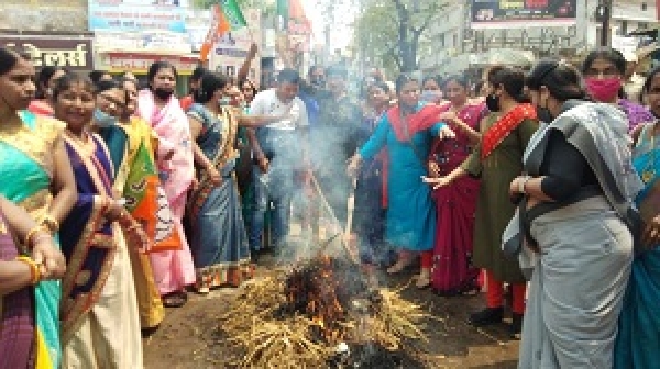 भाजपा महिला मोर्चा ने हुड्डा का पुतला फूंका