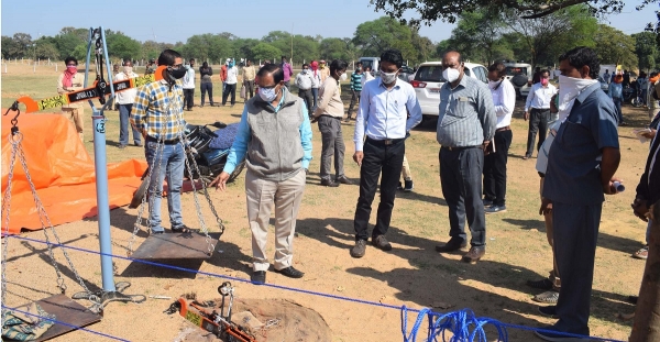 कलेक्टर ने छुरिया एवं अंबागढ़ चौकी विकासखंड के धान खरीदी केन्द्रों का निरीक्षण किया