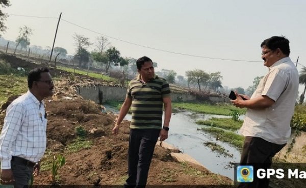 शिवनाथ में गंदा पानी को रोकने के लिए दो स्थानों पर होगा सिवरेज प्लान्ट का निर्माण निगम आयुक्त लोकेश चन्द्राकर ने अधिकारियों के साथ मौके पर जाकर देखी जमीन
