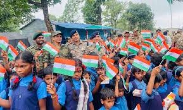 आज़ादी के बाद पहली बार बस्तर के 29 गांवों में शान से लहराया तिरंगा