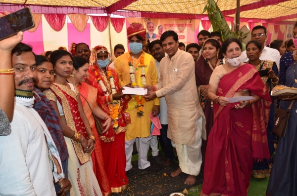 मुख्यमंत्री कन्या विवाह योजना अन्तर्गत ग्राम सलोनी में परिणयसूत्र में बंधे 32 जोड़े