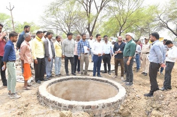‘मोर गाँव, मोर पानी महाअभियान’ कलेक्टर ने किया जल सरंक्षण कार्याें का निरीक्षण, सूखे बोरेवेल्स में किया जा रहा है रिचार्ज पिट का निर्माण
