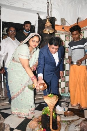 डॉ. डहरिया ने शिव मंदिर में पूजा अर्चना की, सिरपुर में पुरात्मात्विक धरोहर का किया अवलोकन