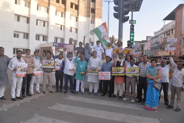 कन्हैया अग्रवाल और गिरीश दुबे के नेतृत्व में हुआ अनूठा प्रदर्शन , रिकाॅर्ड बनाने के लिए मोदी जी को कांग्रेसजनों ने खिलाई मिठाई