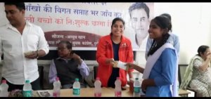 मुख्यमंत्री बघेल के जन्म दिन के अवसर पर स्कूली बच्चों की आंखों की जांच एवं निशुल्क चश्मा वितरण