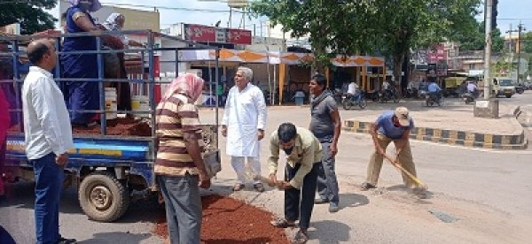 अधिकारियों के साथ गड्ढे भरवाने सड़कों में निकले विधायक,निर्माण कार्यों के दौरान आमजनों को ना हो असुविधा: वोरा