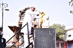 मुख्यमंत्री ने अमर जवान ज्योति में शहीदों को दी श्रद्धांजलि